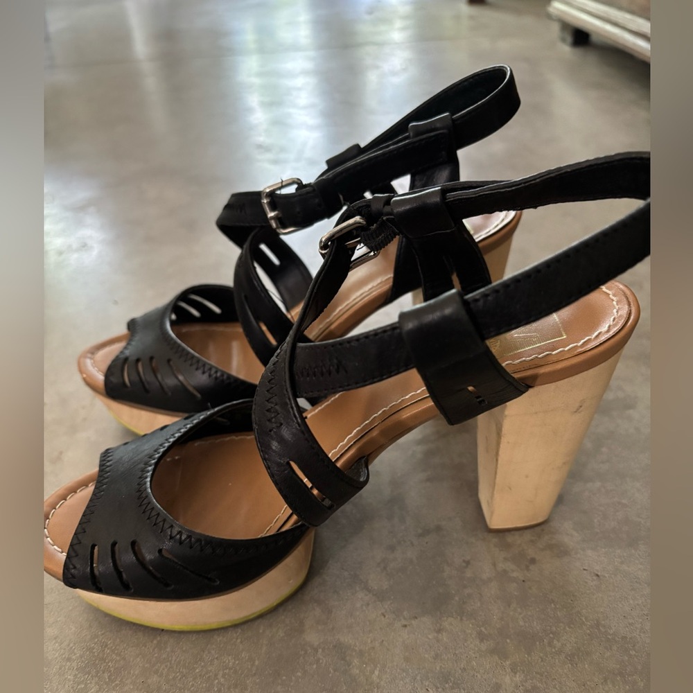 Dolce vita platform sandal size 8.5 worn only a few times
